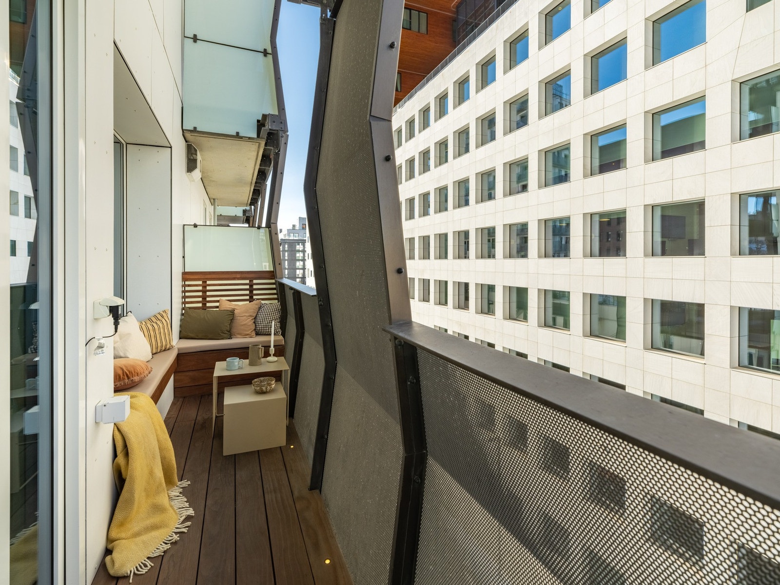 Balkongen er belagt med glatt, kvistfri Kebony-furu - komfortabelt og eksklusivt, perfekt for å gå barbent eller i sokkelesten. Galleribilde