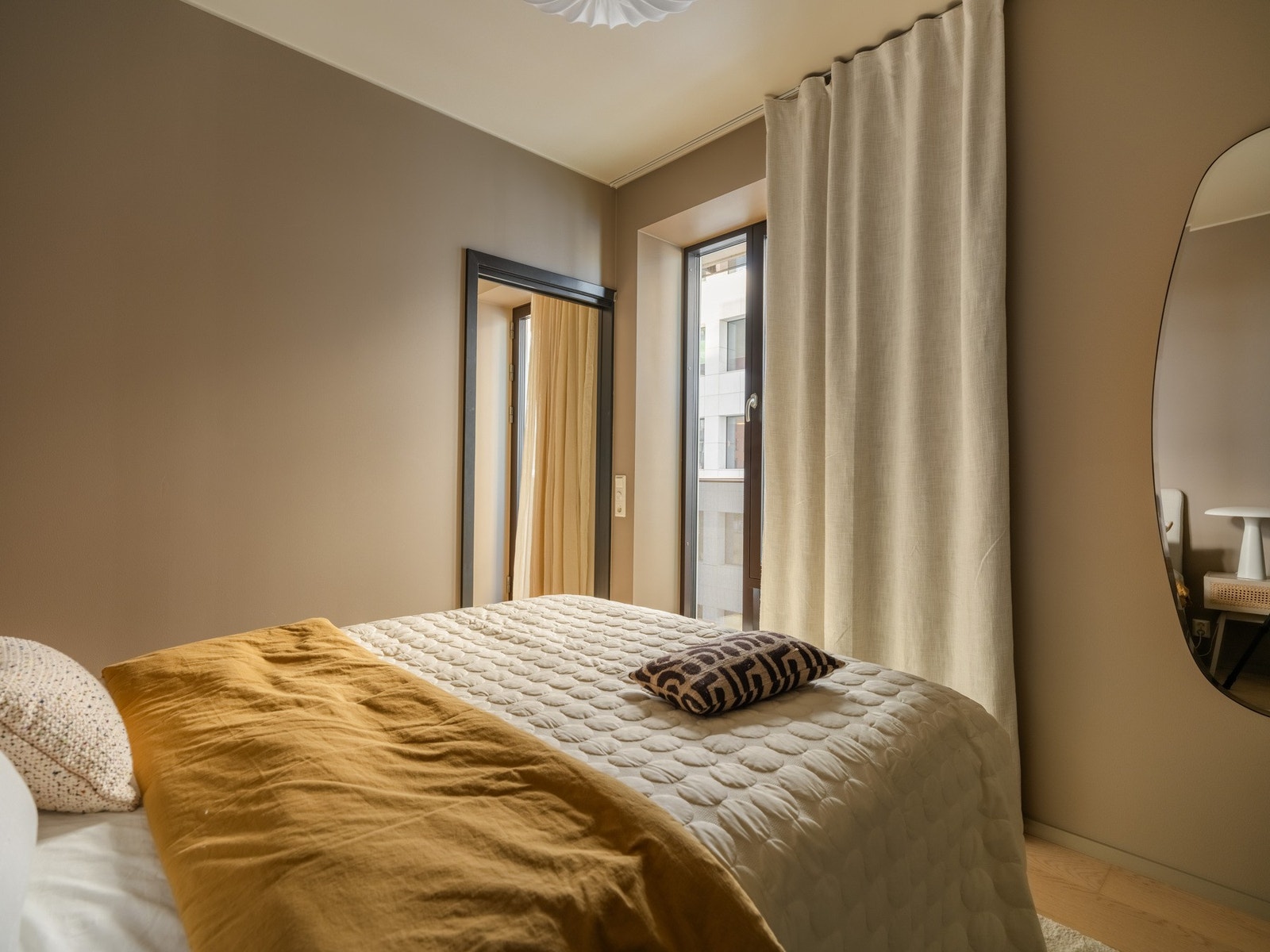 Det er montert en praktisk gardinskinne i taket som medfølger. Selve gardinen er sydd på mål og kan medfølge om ønskelig. Galleribilde