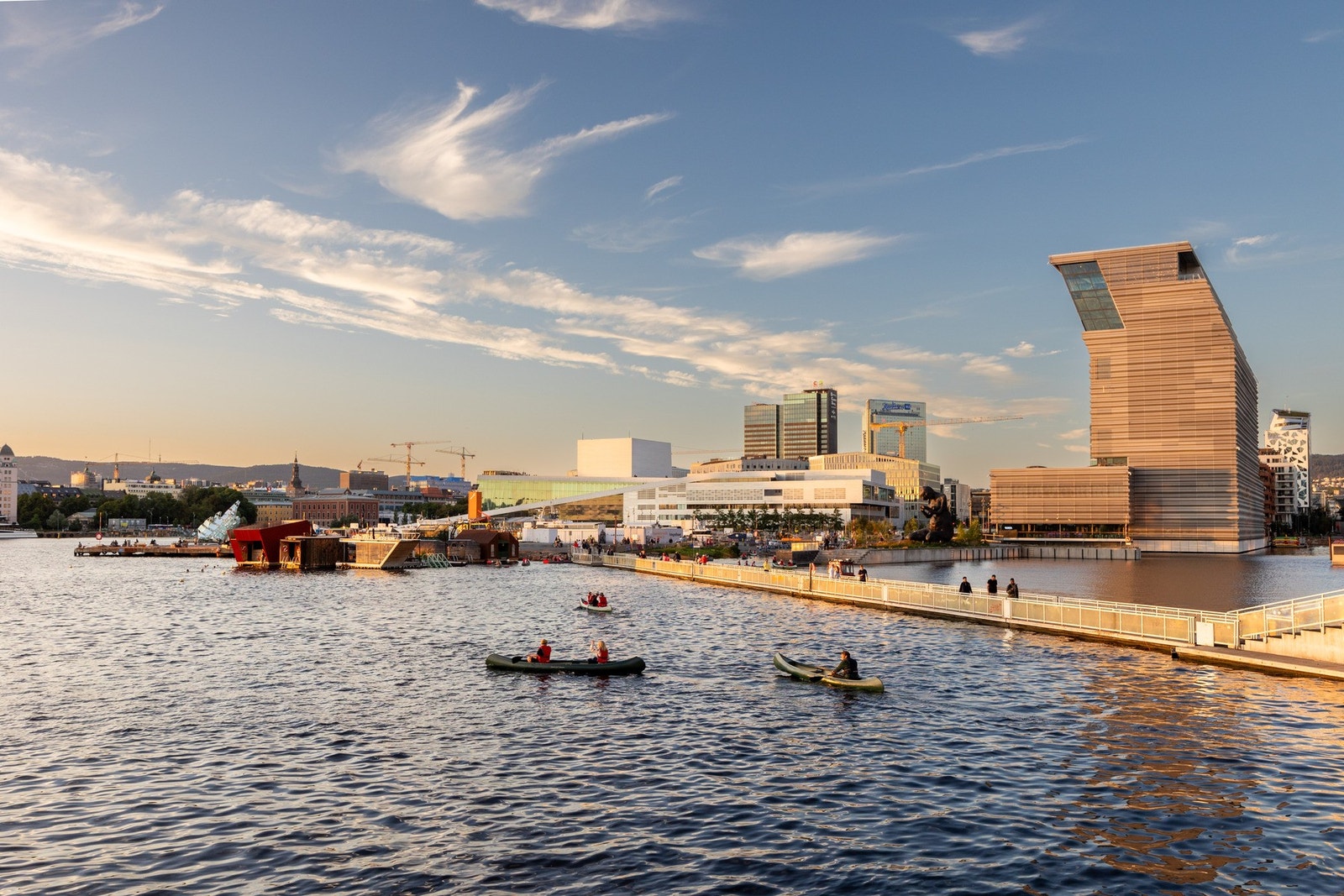 Bjørvikas populære vannpromenade byr på sjøliv, kultur og moderne arkitektur. Galleribilde
