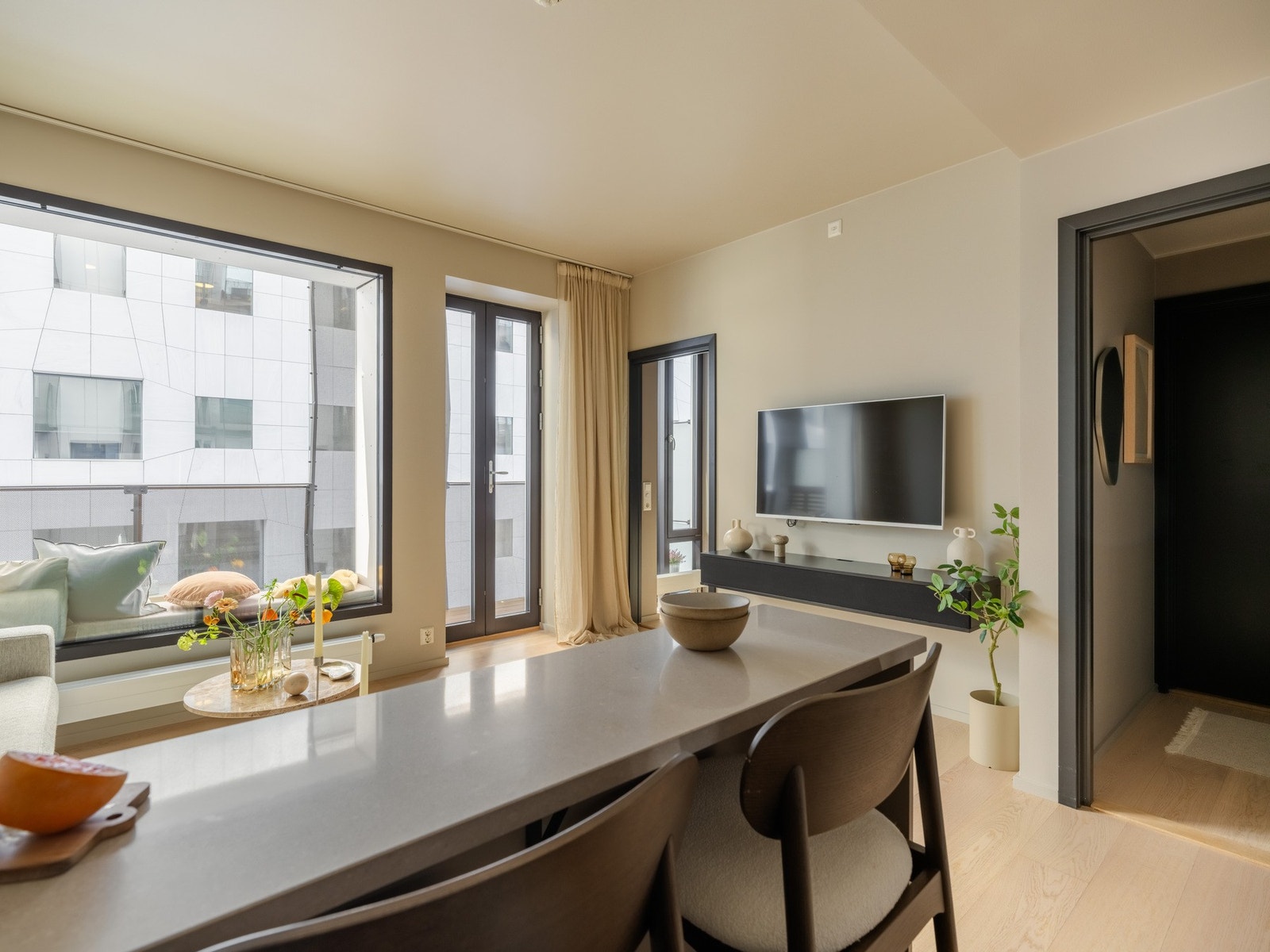 Store vindusflater sørger for flott lysinnslipp og en luftig romfølelse. Galleribilde