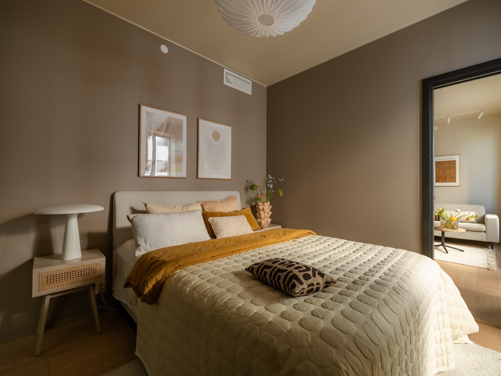 Slette overflater i delikate fargetoner. Galleribilde