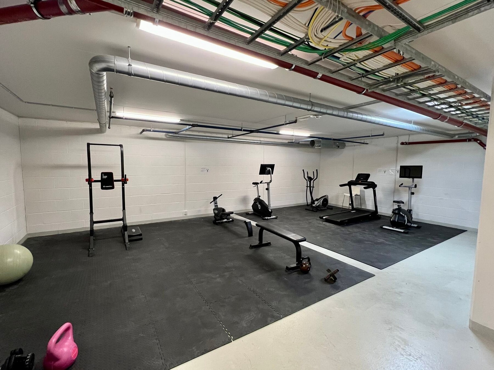 Romslig treningsrom i U2 med apparater og frivekter. God ventilasjon med både friskluft og avtrekk. Kun tilgjengelig for beboerne. Galleribilde