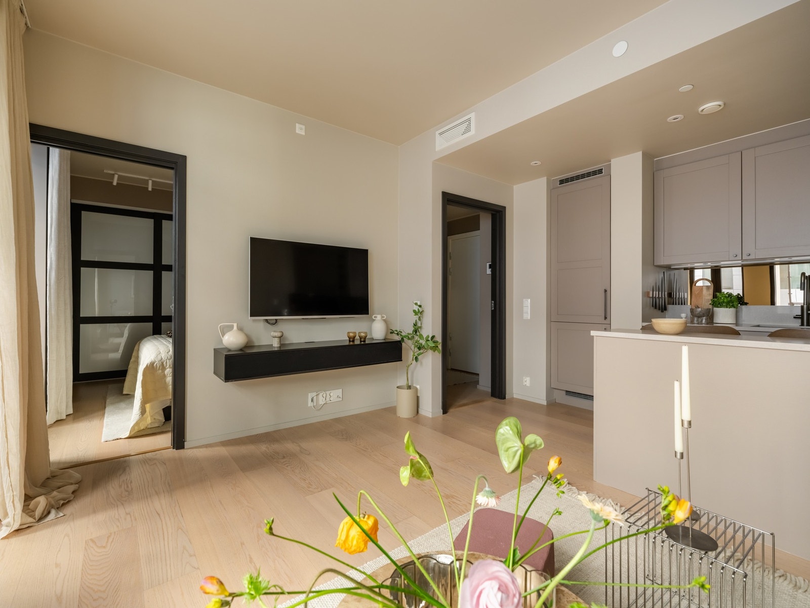 Det er verdt å nevne at både oppvarming, varmtvann og internett er inkludert i månedlige felleskostnader. Galleribilde