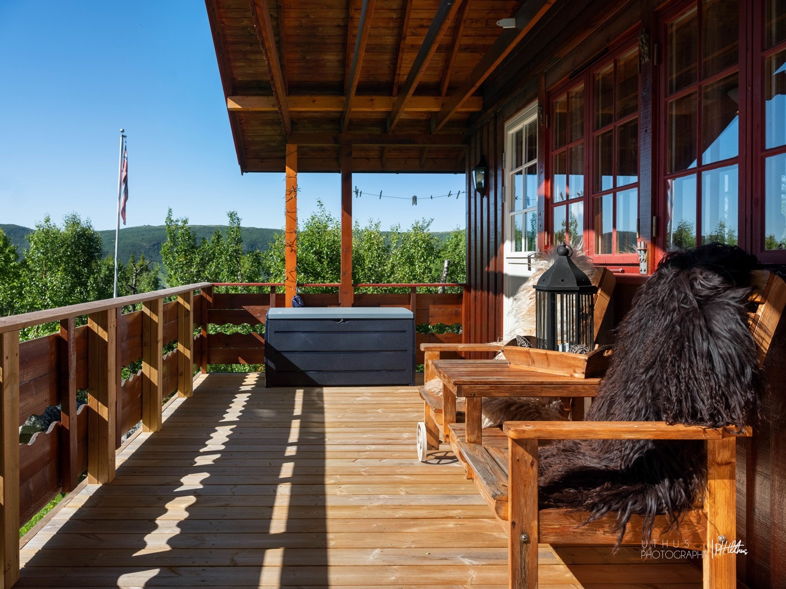 Eiendommen ligger i et rolig naturområde med utsikt og god solgang Galleribilde