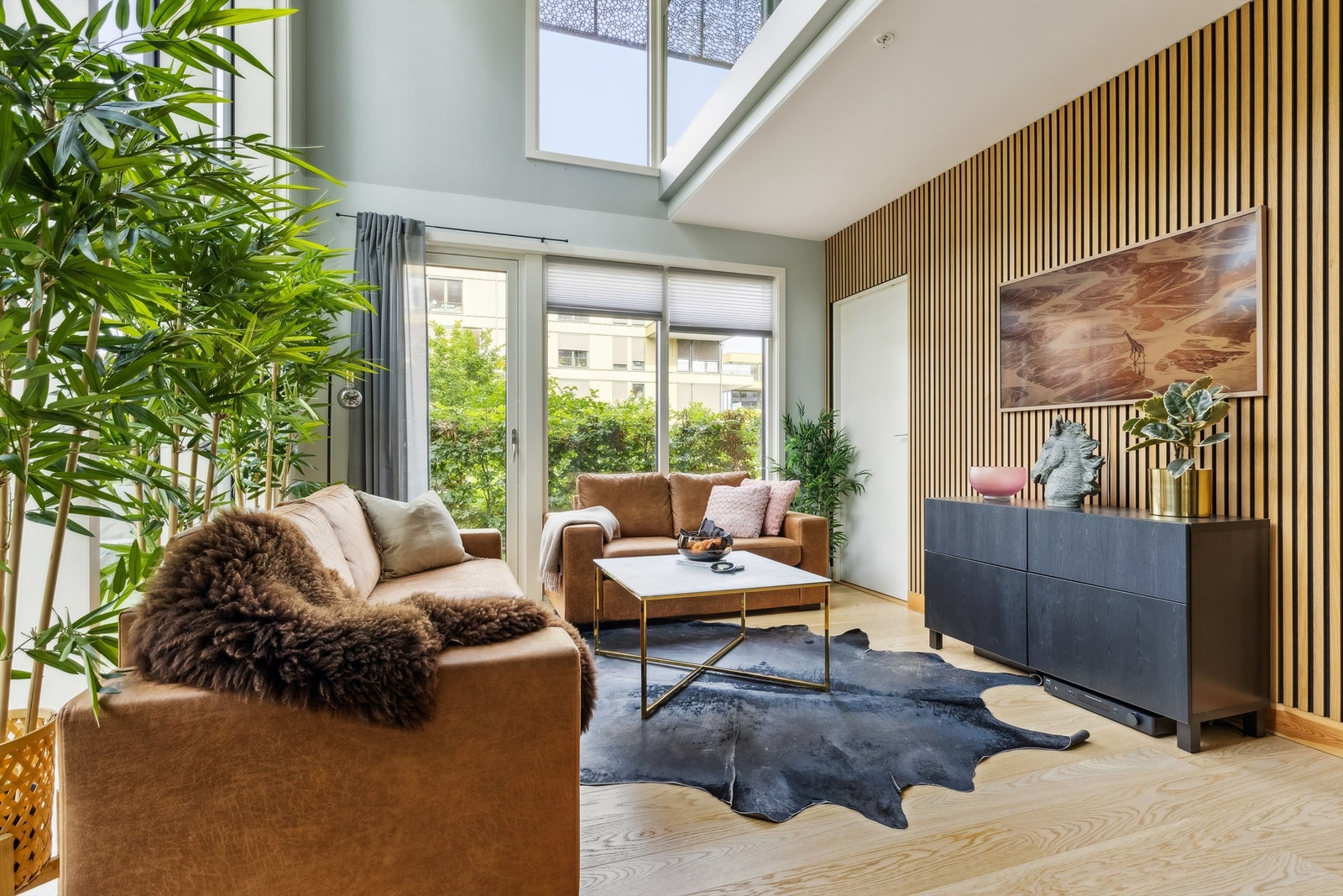 Romslig stue som enkelt kan møbleres med ulike løsninger for sittegrupper. Galleribilde