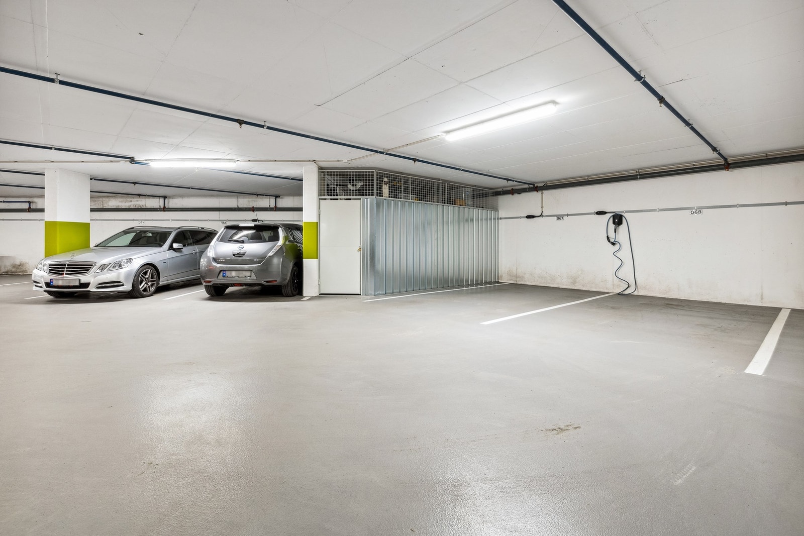 Det medfølger parkeringsplass i felles garasjeanlegg merket med nr. 67. Plassen ved siden av merket med nr. 68 kan medfølge mot tillegg i pris. Galleribilde
