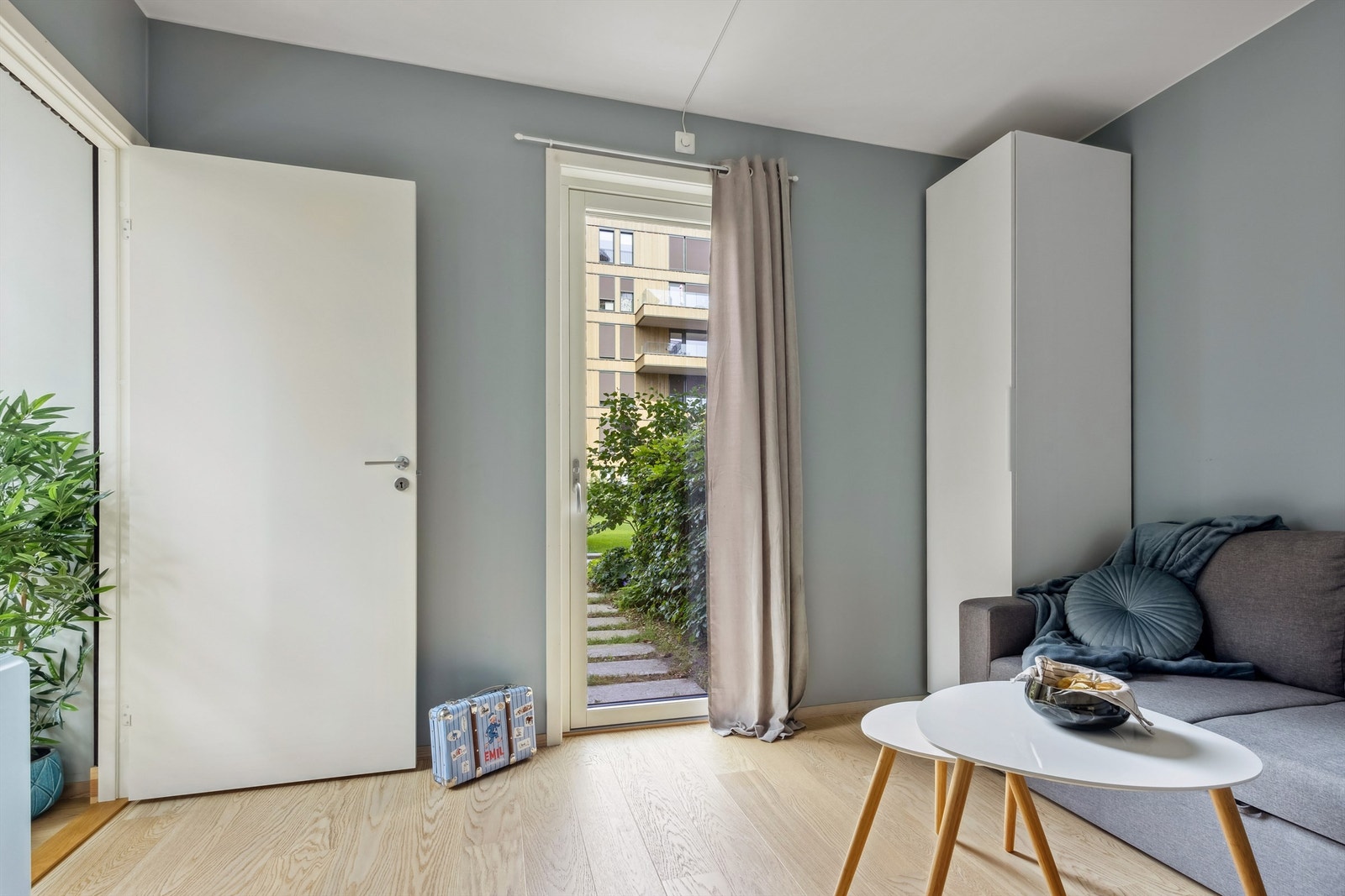 Fra soverom i første etasje er det egen utgang til hagedel. Galleribilde