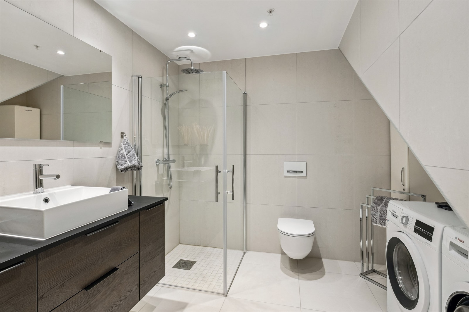 I første etasje ligger et av to delikate og romslige bad. Galleribilde