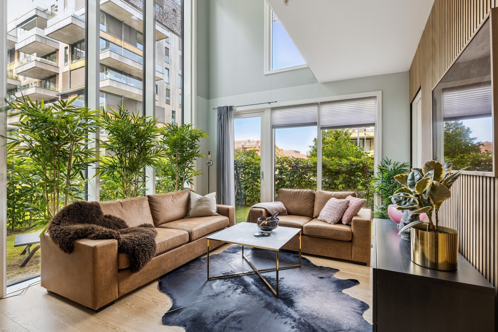 En lekker hjørneleilighet over to plan med unikt design og god planløsning. Galleribilde