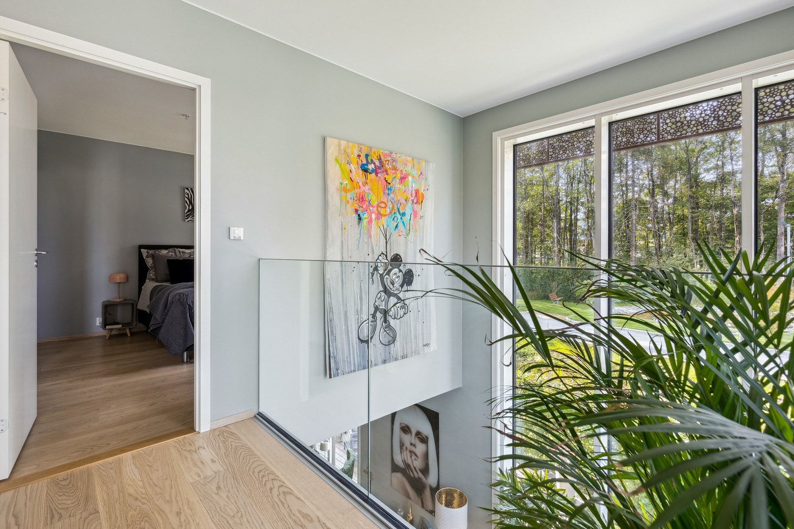 Adkomst til hovedsoverom via stue i 2. etasje. Galleribilde