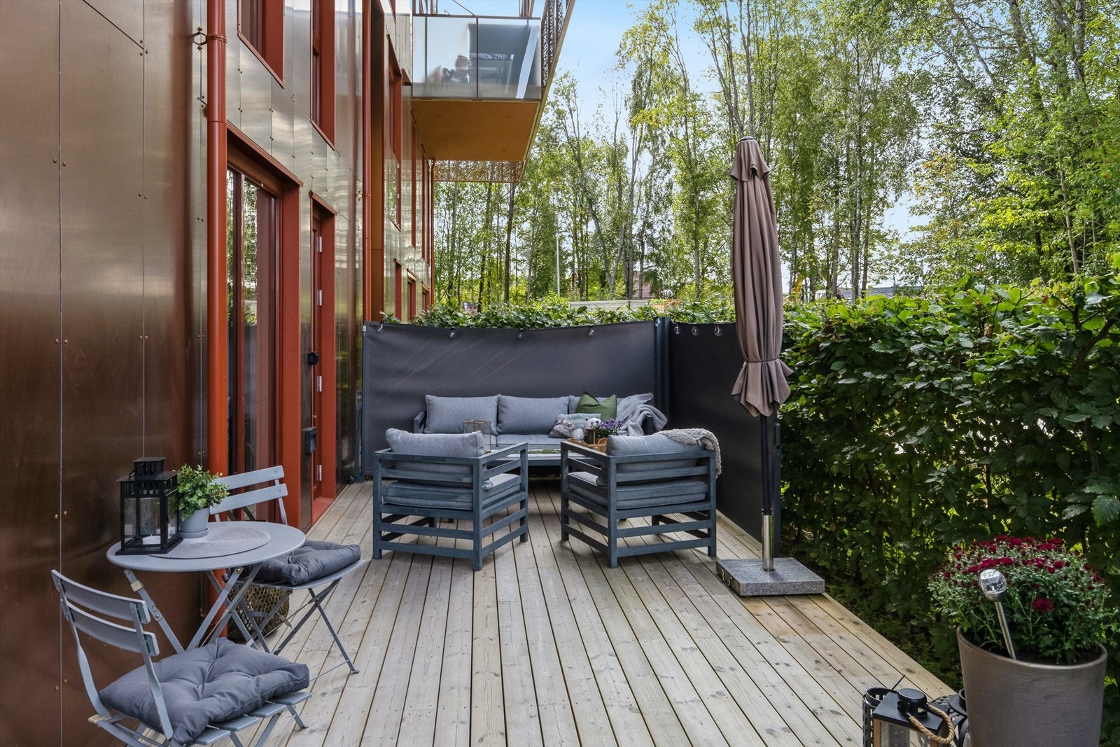 Adkomst til hyggelig og skjermet uteplass fra stue/kjøkken. Galleribilde