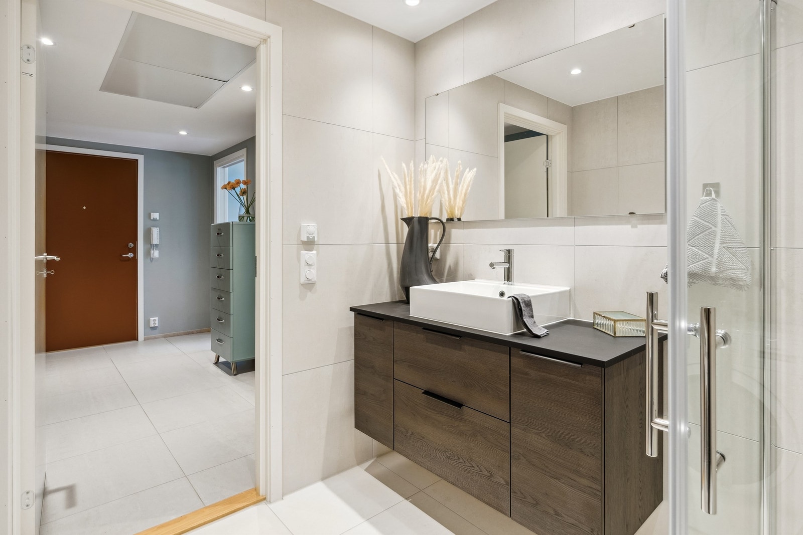 Store fliser, rainshower og vannbåren gulvvarme. Galleribilde