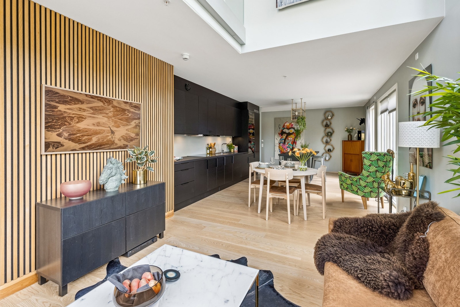 Leiligheten har en smart planløsning med mulighet for både privatliv og samlingspunkter i begge etasjer. Galleribilde