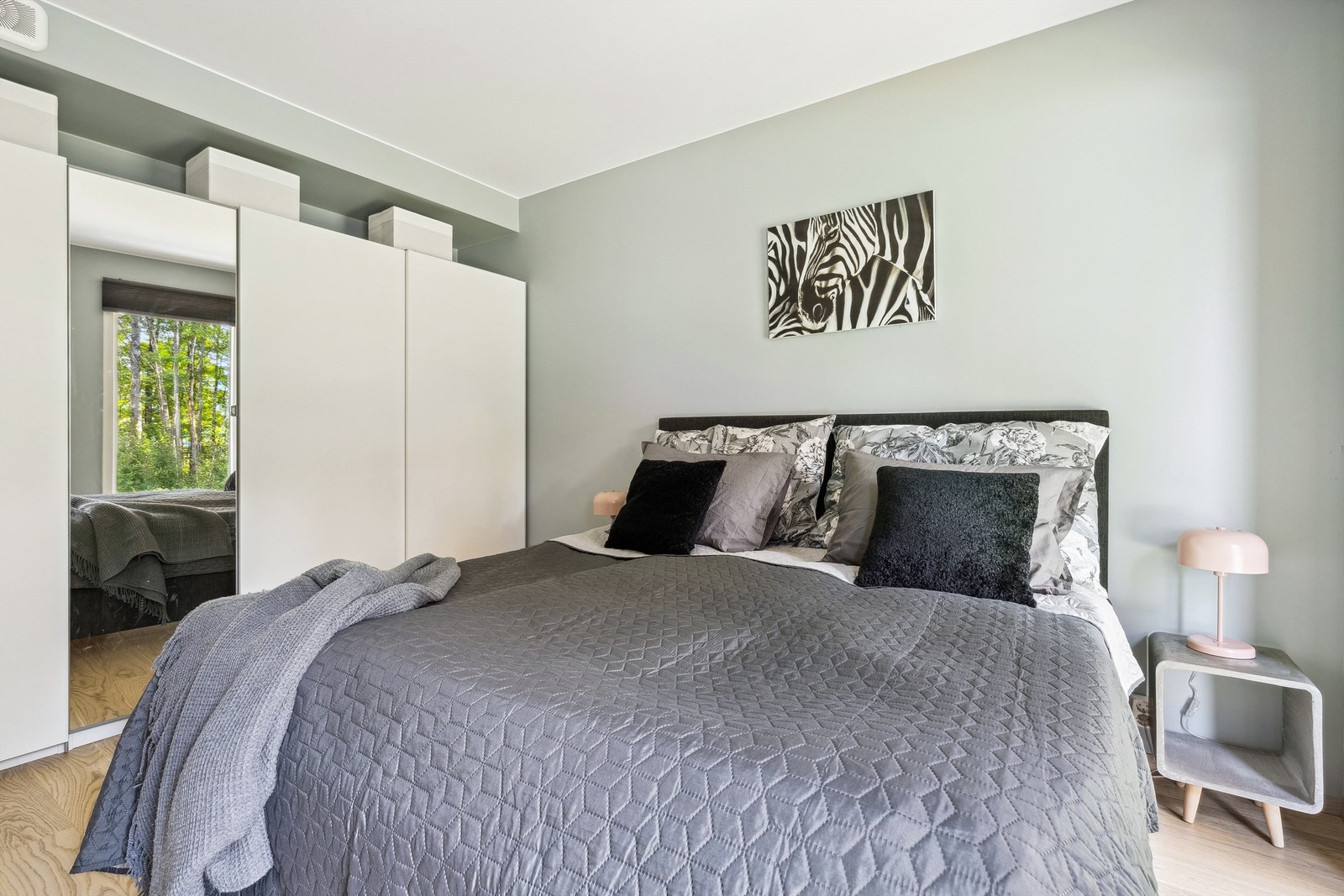 Romslig soverom med god plass til dobbeltseng, nattbord og garderobeløsning. Galleribilde