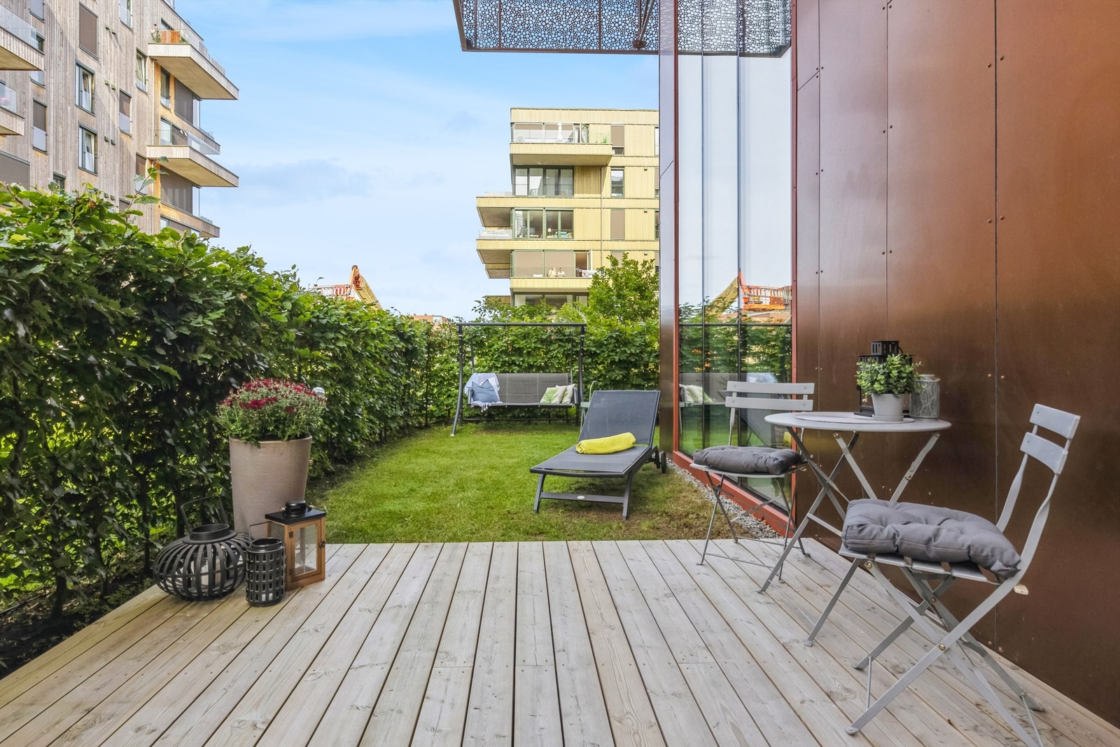 Perfekt for deg som vil bo sentralt og moderne, men samtidig setter pris på terrasse og hage rett utenfor døren. Galleribilde