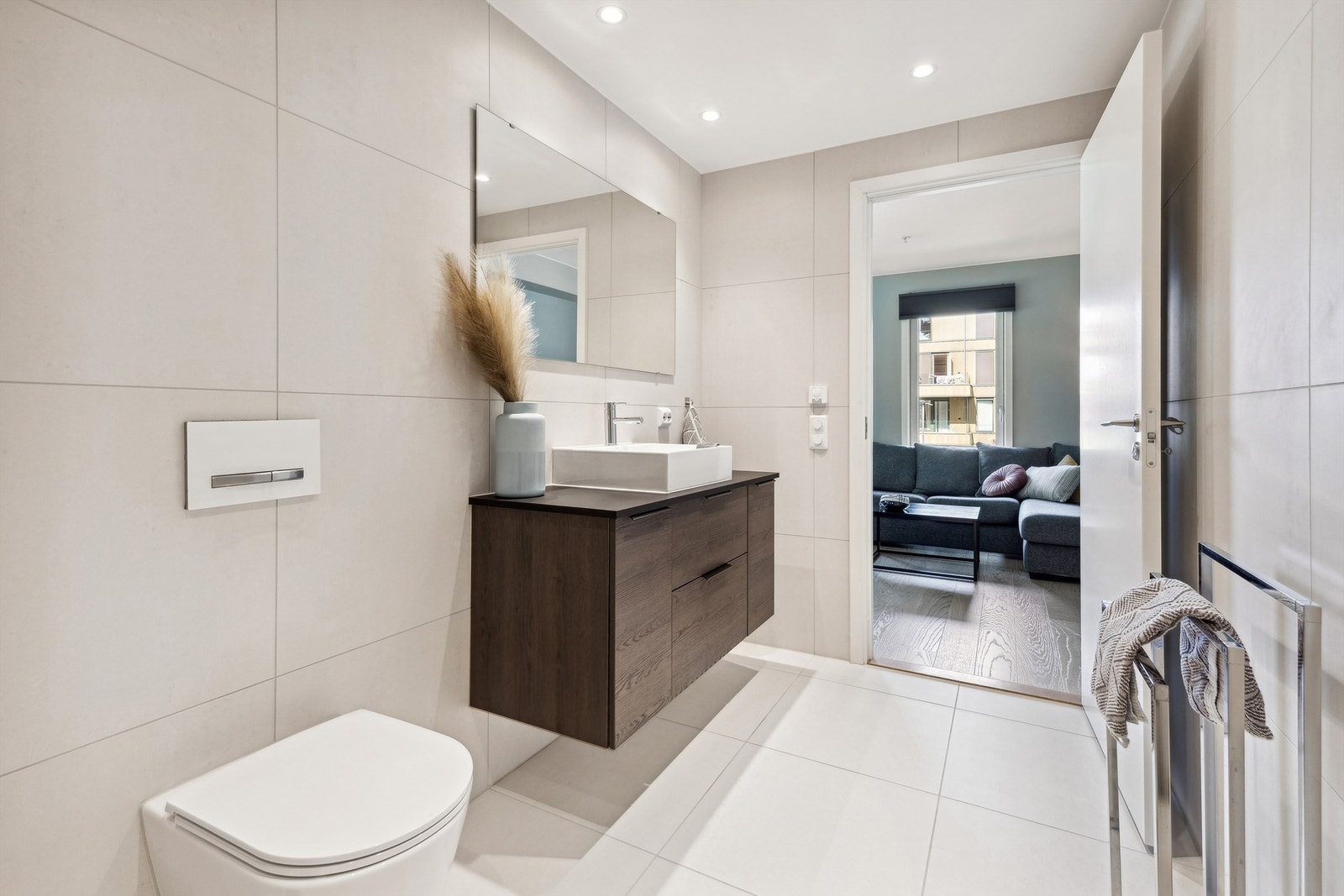 Vegghengt toalett, servant med underskap og speil over servant. Galleribilde