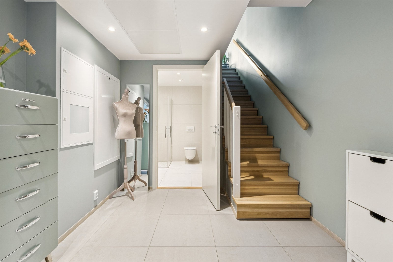 Velkommen inn i en romslig, lys og flislagt entré med videre adkomst til stue/kjøkken, bad og trapp opp til 2. etasje. Galleribilde