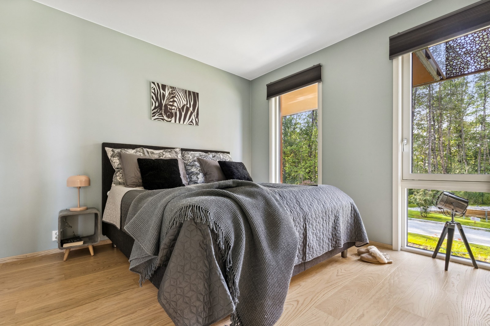 Lyst og luftig soverom med lune farger. Galleribilde