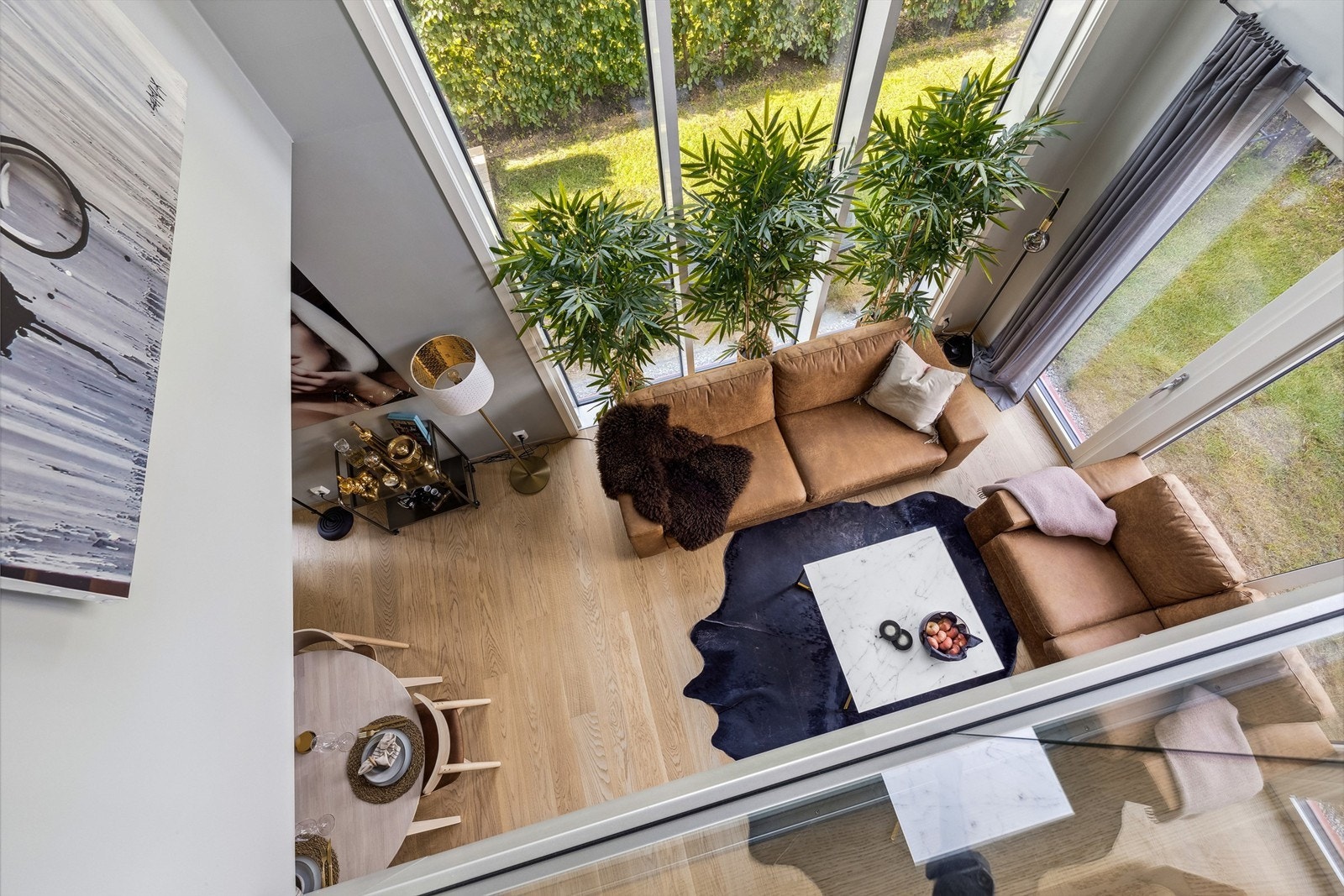 Stilig glassrekkverk i 2. etasje fanger opp lekre detaljer fra etasjen under. Galleribilde