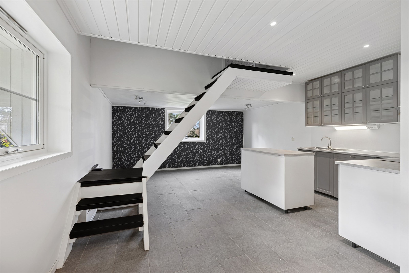 Annekset er bestående av en hyggelig stue, kjøkken, rom i 2.etg og et bad Galleribilde