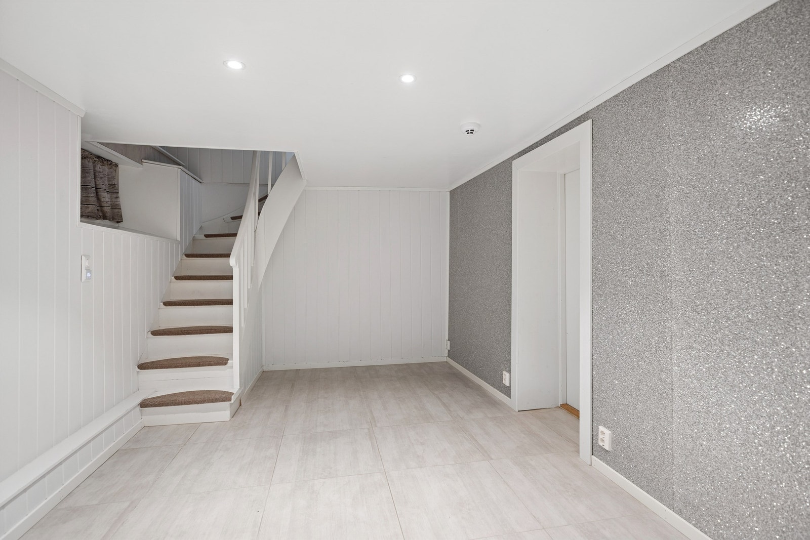 I boligens kjelleretasje har du en hyggelig kjellerstue, som kanskje kan benyttes som hobby-rom eller TV-stue (ikke godkjent/omsøkt til varig opphold). Galleribilde