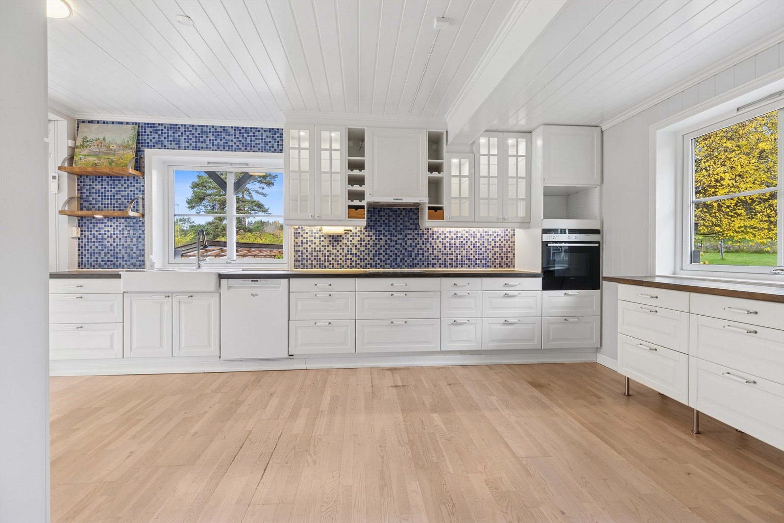 IKEA Kjøkkeninnredning fra 2011 med hvite, profilerte fronter og heltre benkeplate. Det er gode arbeidsflater som legger til rette for at flere kan lage mat samtidig Galleribilde