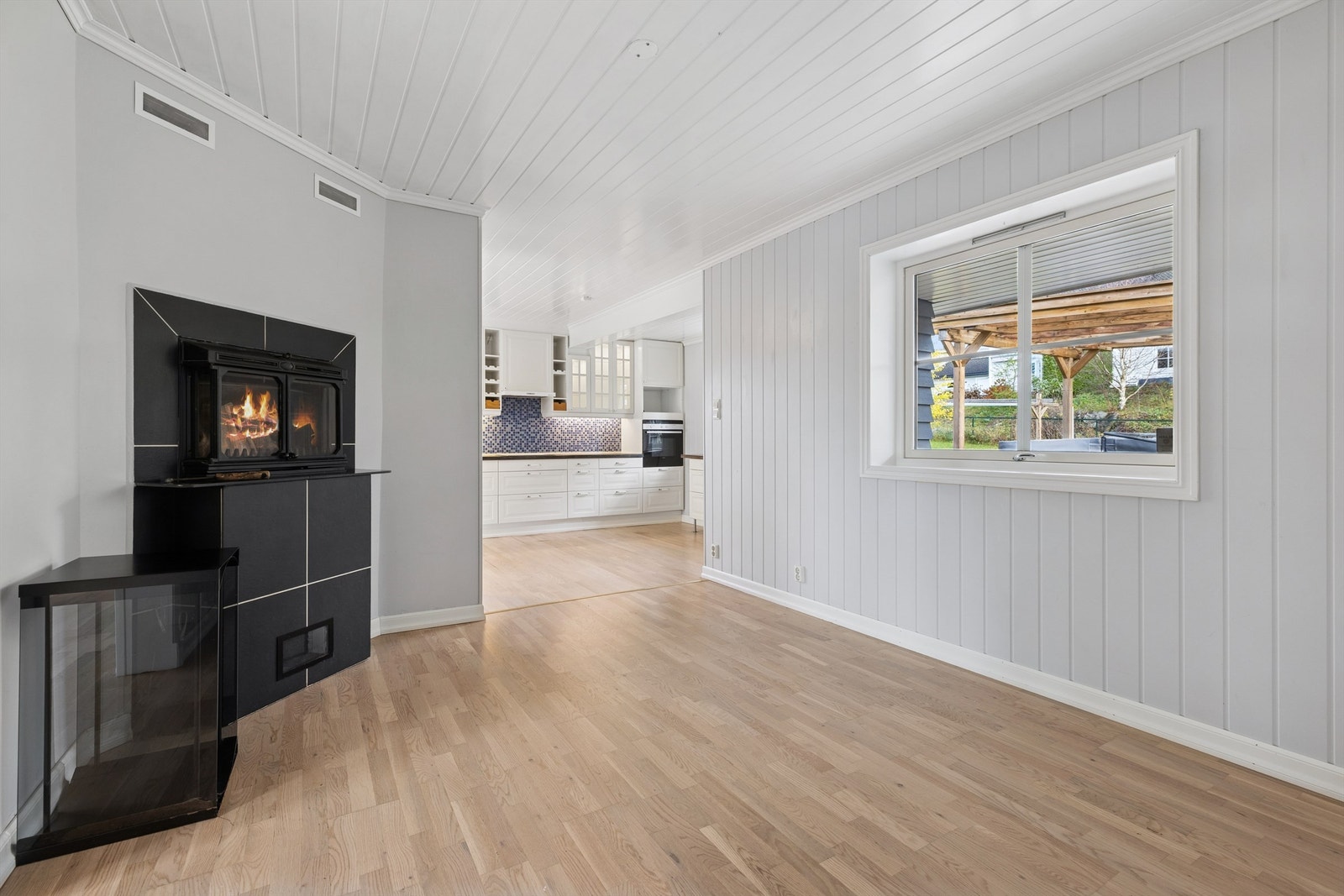 Boligen har en sosial delvis åpen stue- og kjøkkenløsning som danner et flott allrom med flere muligheter for møblering. Galleribilde