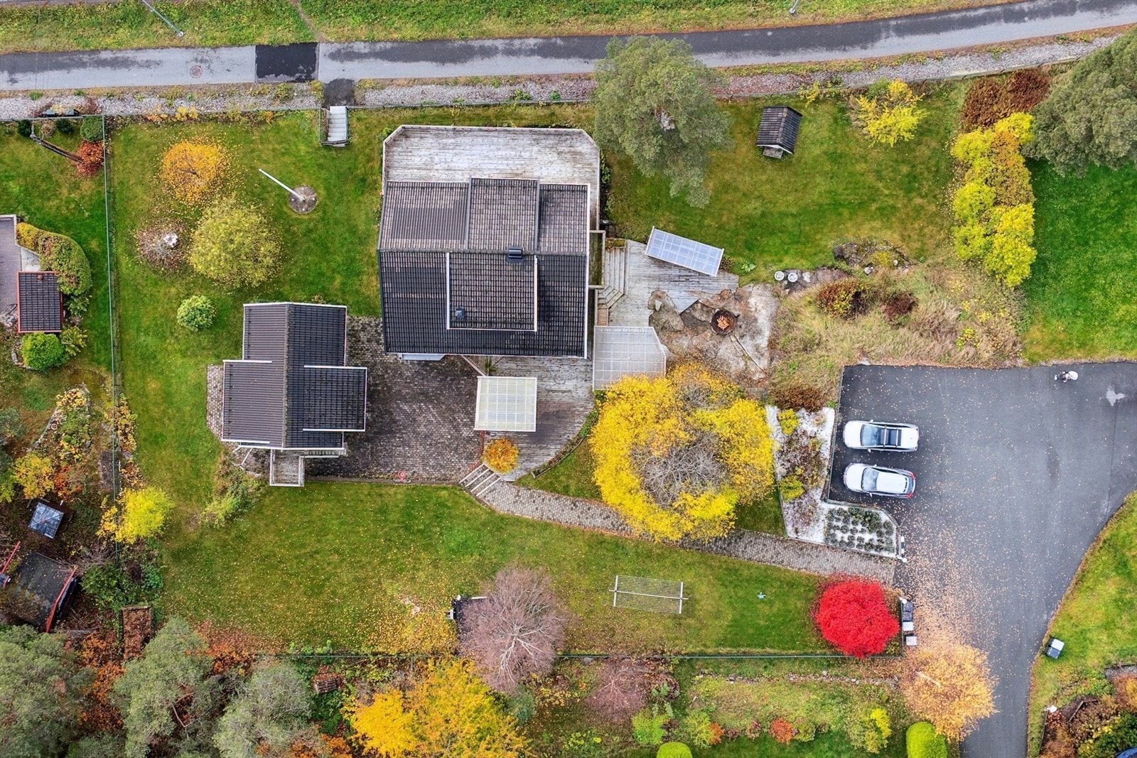 Romslig, solrik eiendom på hele 2,2 mål bestående av en stor enebolig, anneks og pen hage Galleribilde