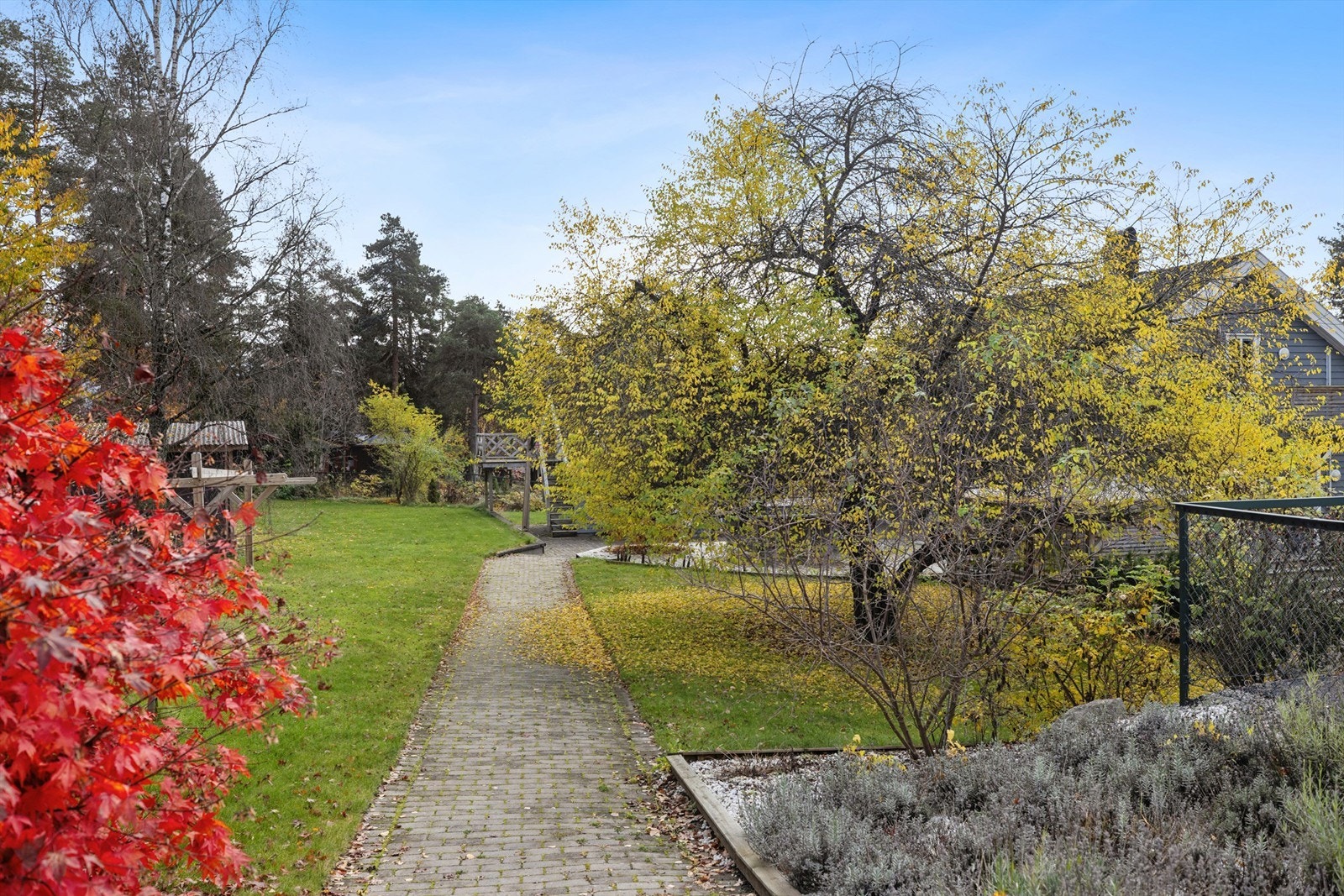 Adkomsten til eiendommen skjer via et sjarmerende, brosteinsbelagt inngangsparti, som gir en elegant og innbydende følelse allerede før du går inn døren Galleribilde