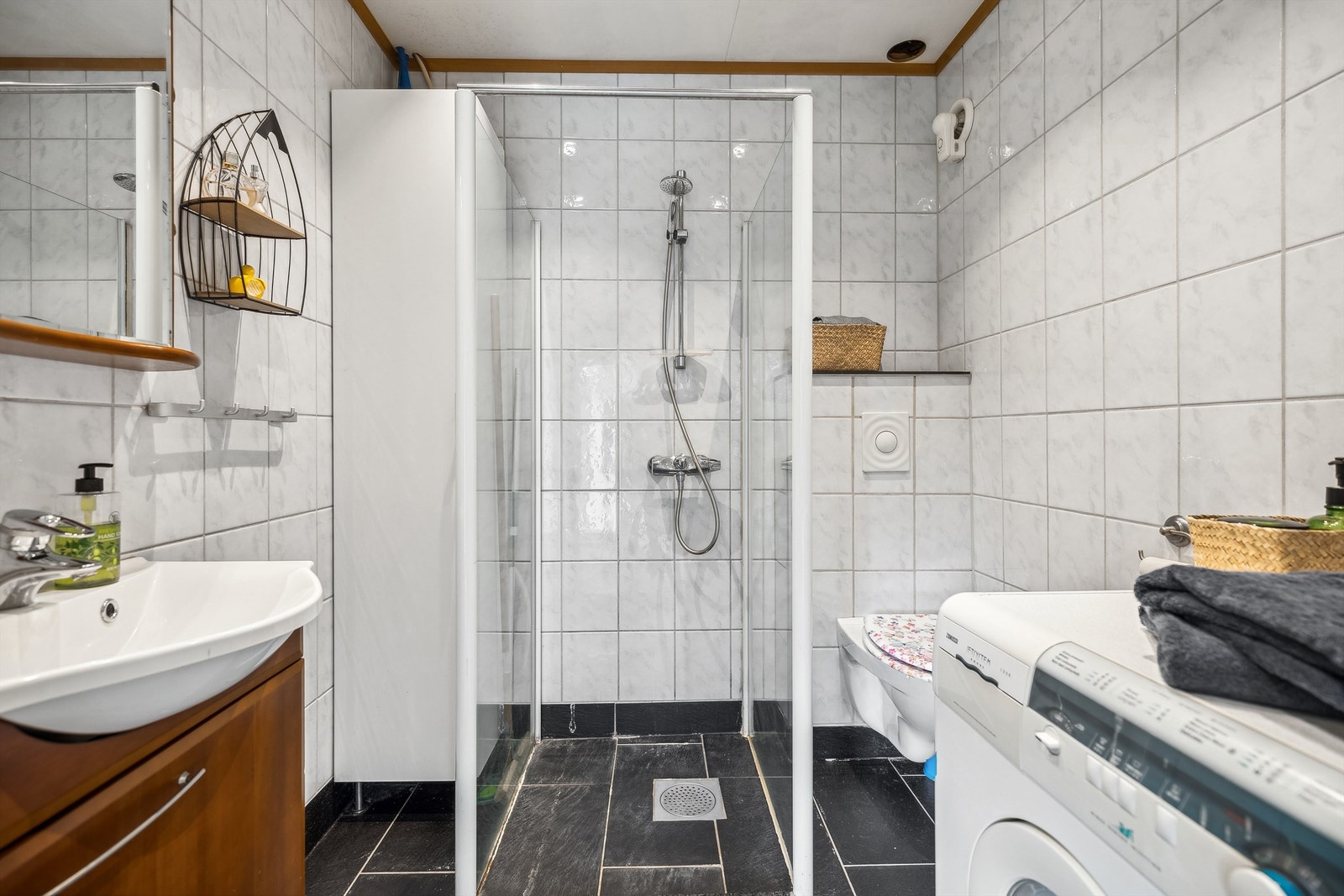 Pent flislagt bad med gulvvarme Galleribilde