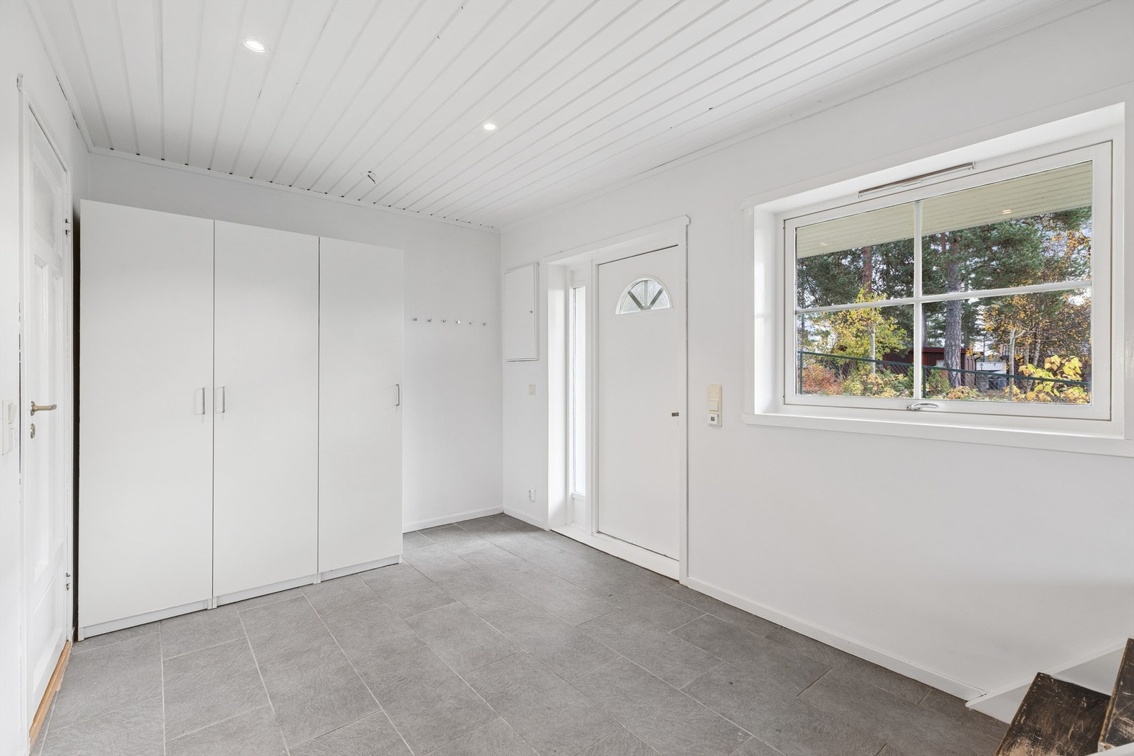 På eiendommen står det et anneks som er blitt vesentlig oppgradert som i dag benyttes som en utleiedel (ikke godkjent/omsøkt til varig opphold) Galleribilde