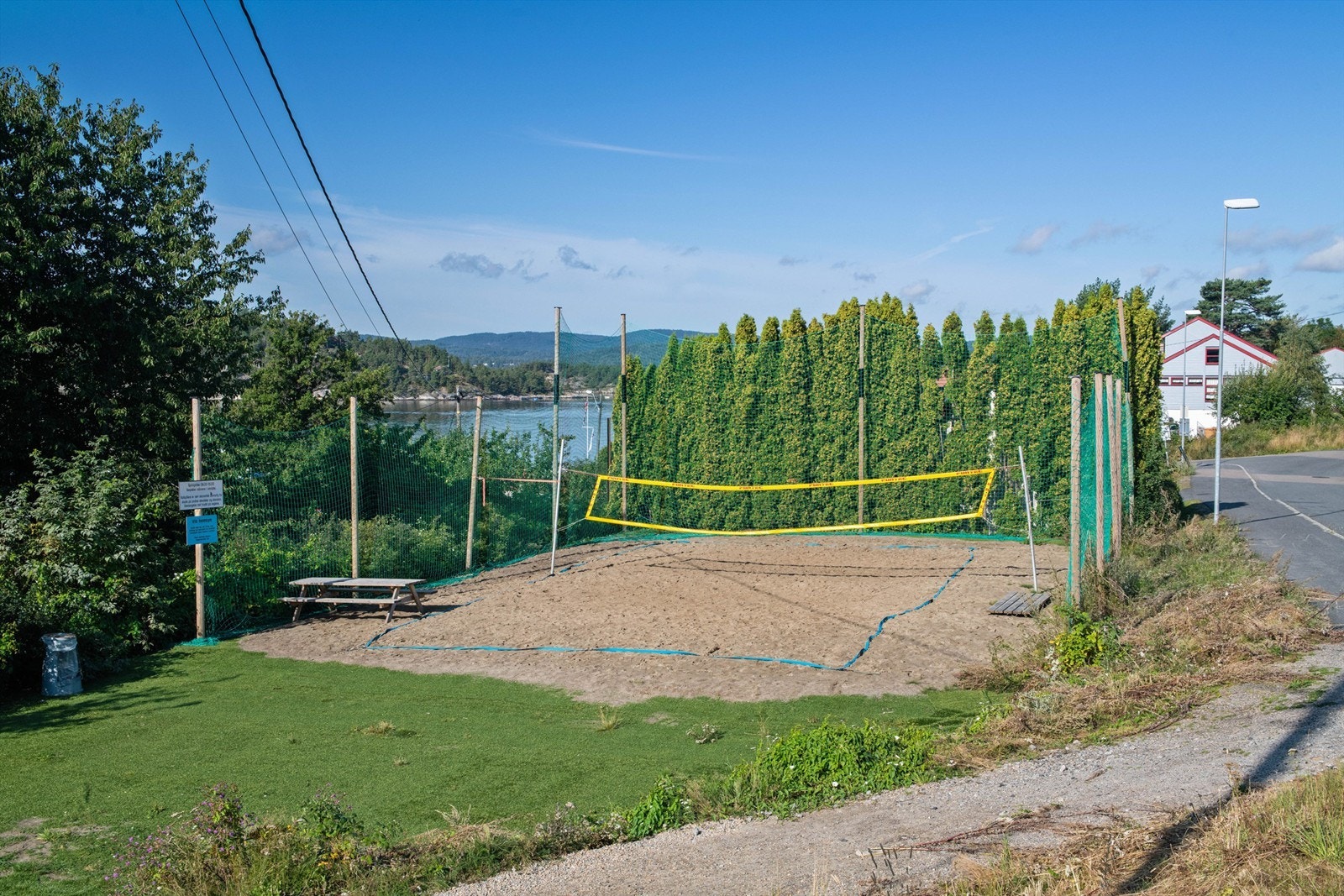 Fagerstrand Vel vedlikeholder stranden, og det er volleyball bane som er populær for både små og store Galleribilde
