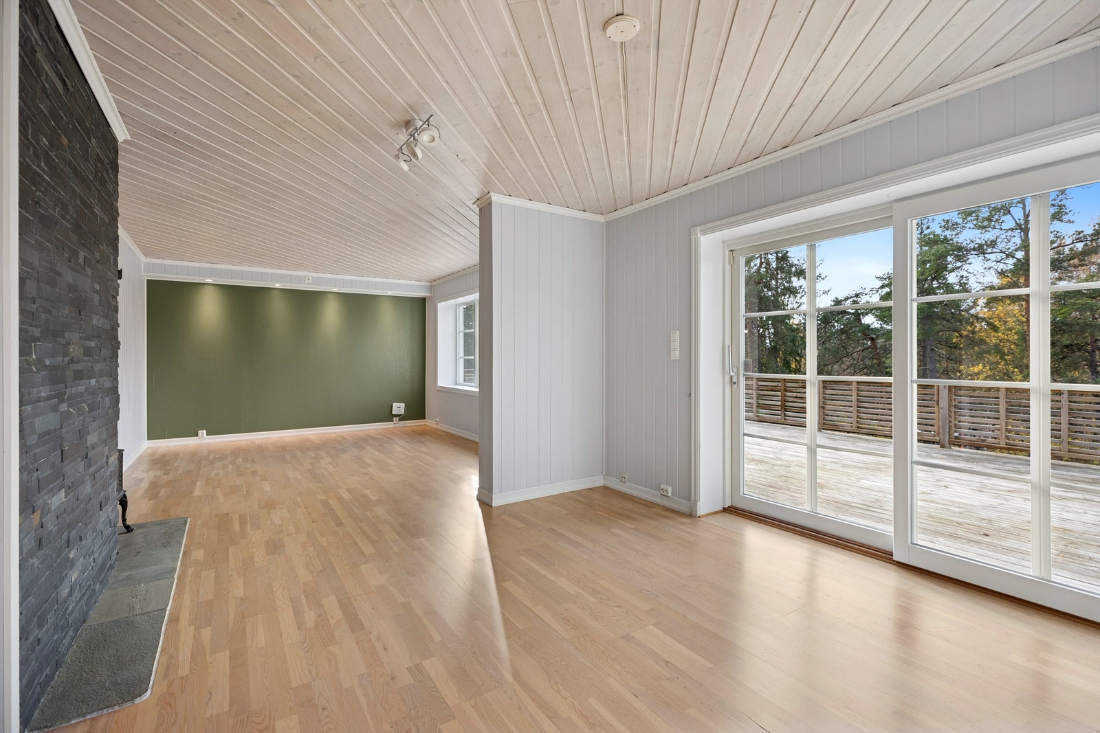 Stuen er svært romslig, og har rikelig med plass til flere sittegrupper, og det er adkomst ut til flott vestvendt terrasse. Galleribilde