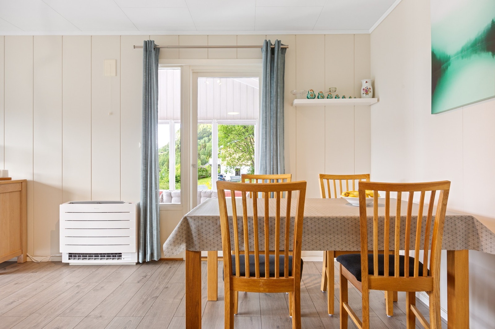 Fra spisestuen går det dør ut til overbygd terrasse. Galleribilde