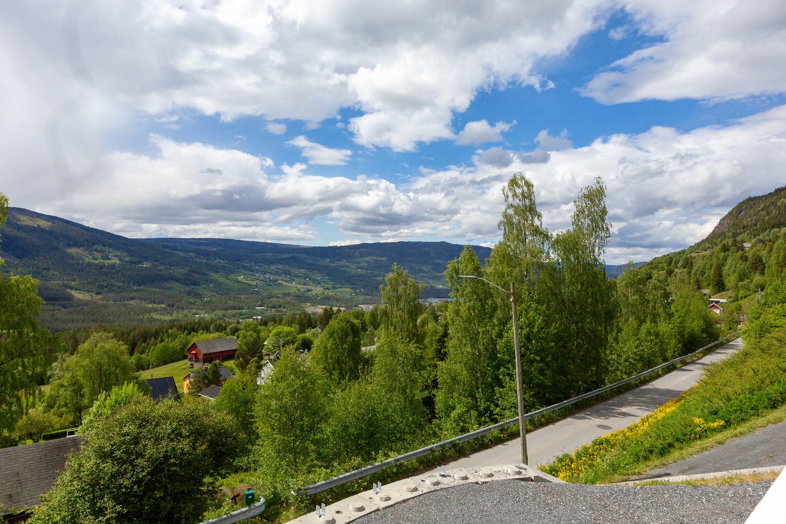 Boligen ligger høyt og fritt øverst i etablert boligområde i Aurdal. Galleribilde