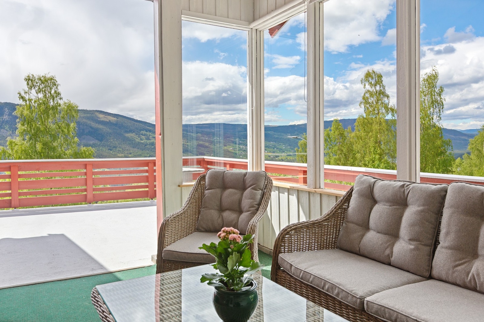 Flott overbygd og innglasset terrasse. Galleribilde