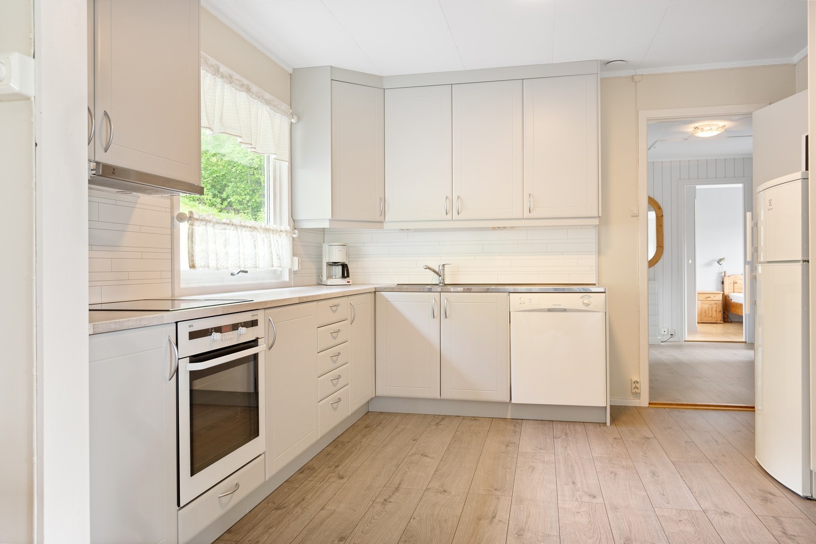 Kjøkkeninnredning med malte fronter og laminat benkeplate. Galleribilde