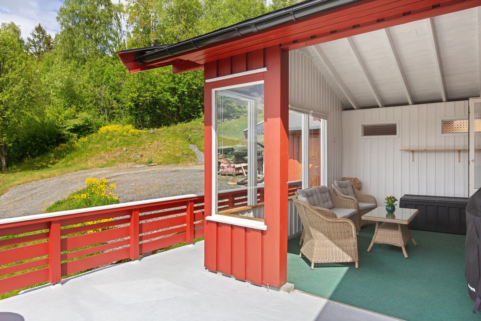 Terrasse fra overside, gavlvegg mot vestlig retning med overbygg og levegg. Galleribilde