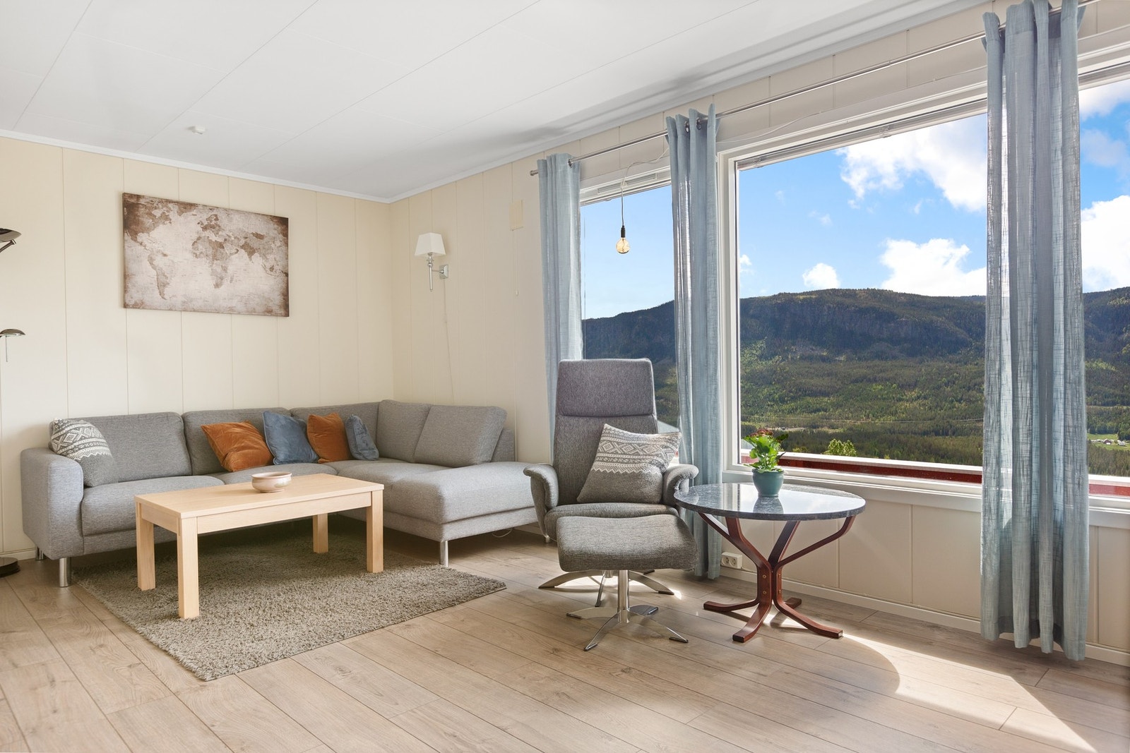 Laminatgulv og lysmalte overflater. Galleribilde