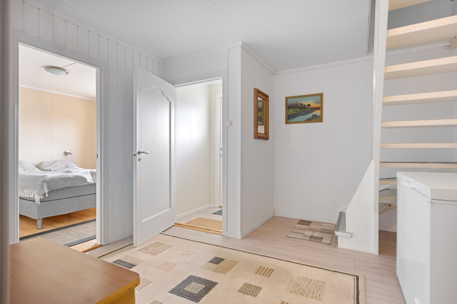 Gang kjeller, med trapp opp til hovedetasje. Galleribilde