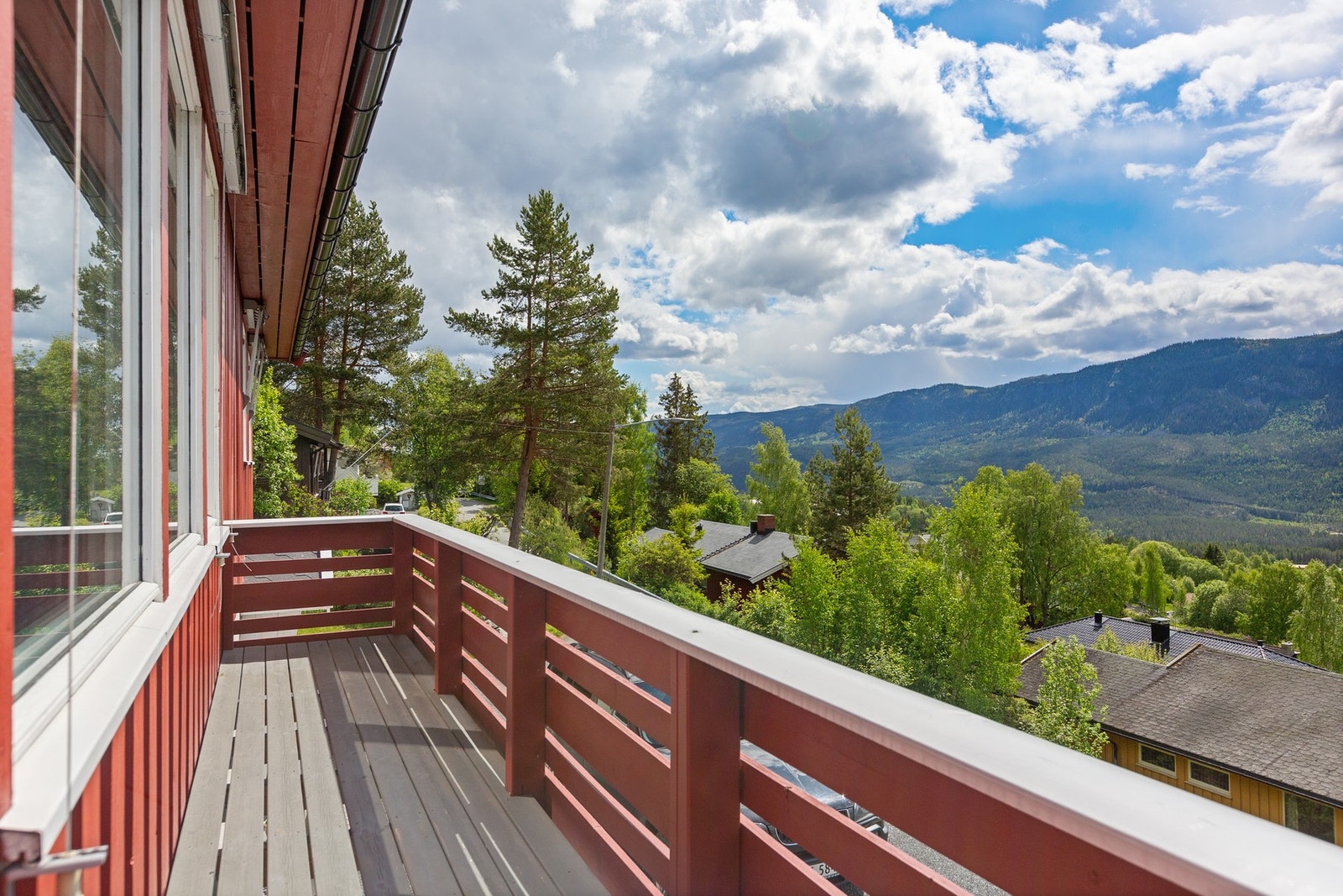 Terrasse på nedsiden av stuen. Galleribilde