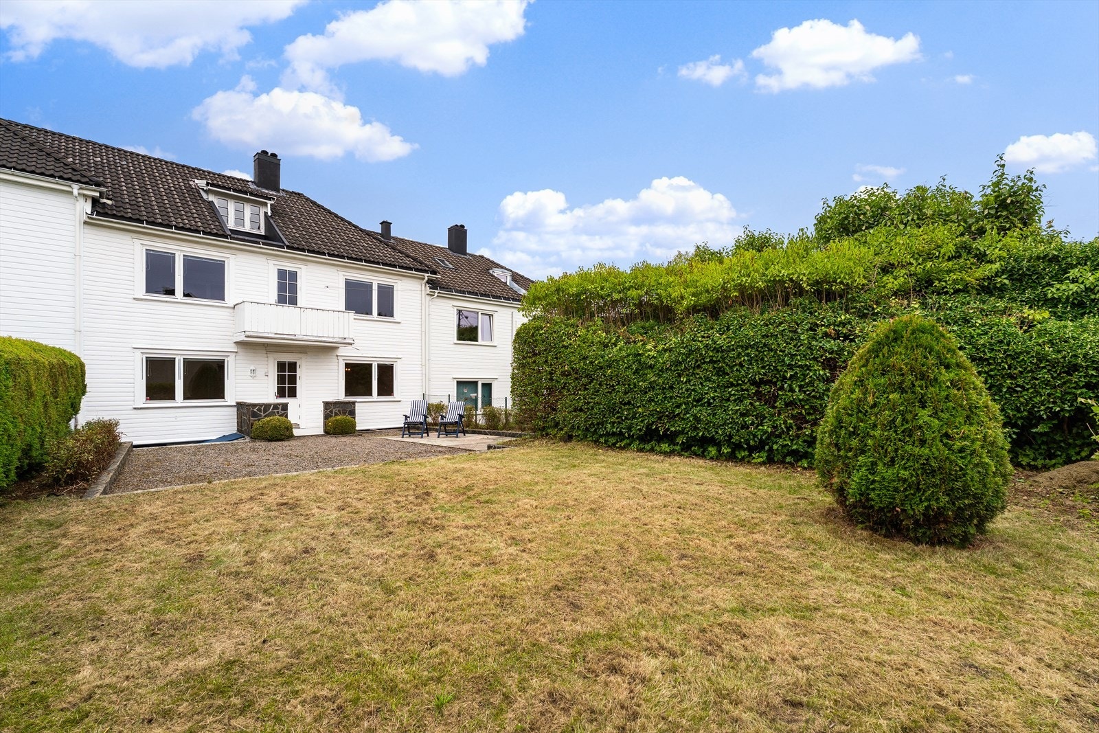 Stor og solrik hage Galleribilde