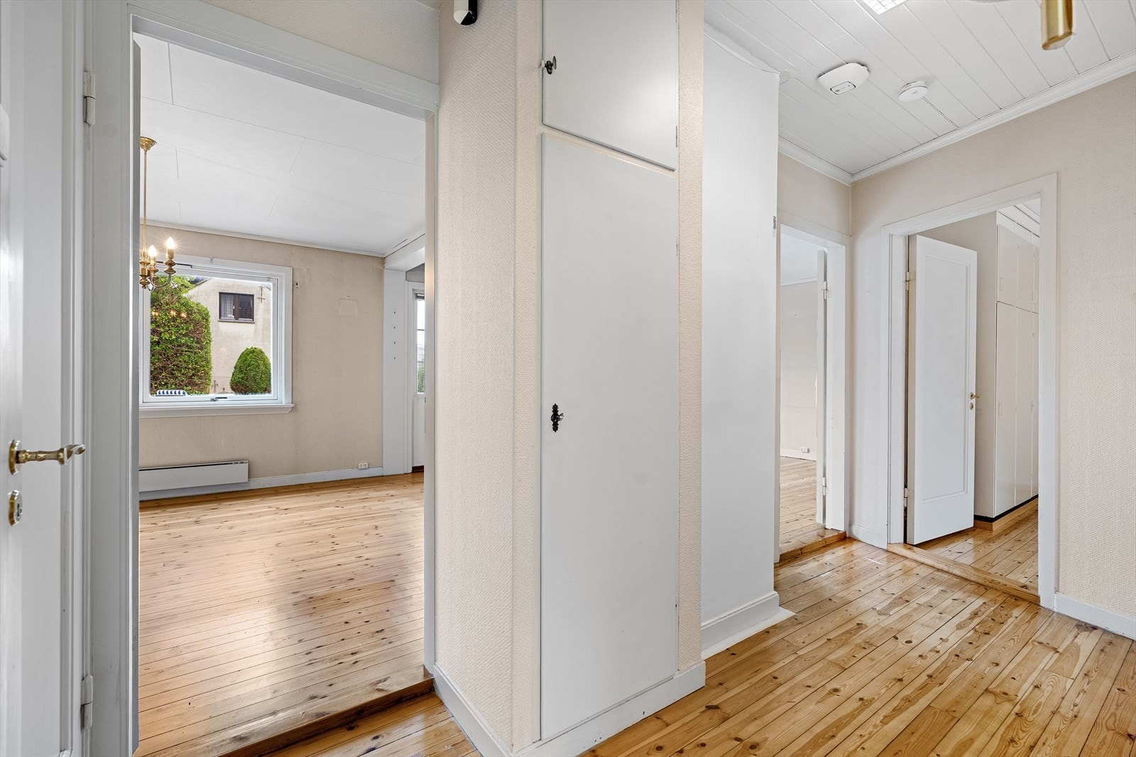 1. etasjen er det stor stue med utgang til hagen. Et stort soverom, samt kjøkken og baderom. Galleribilde