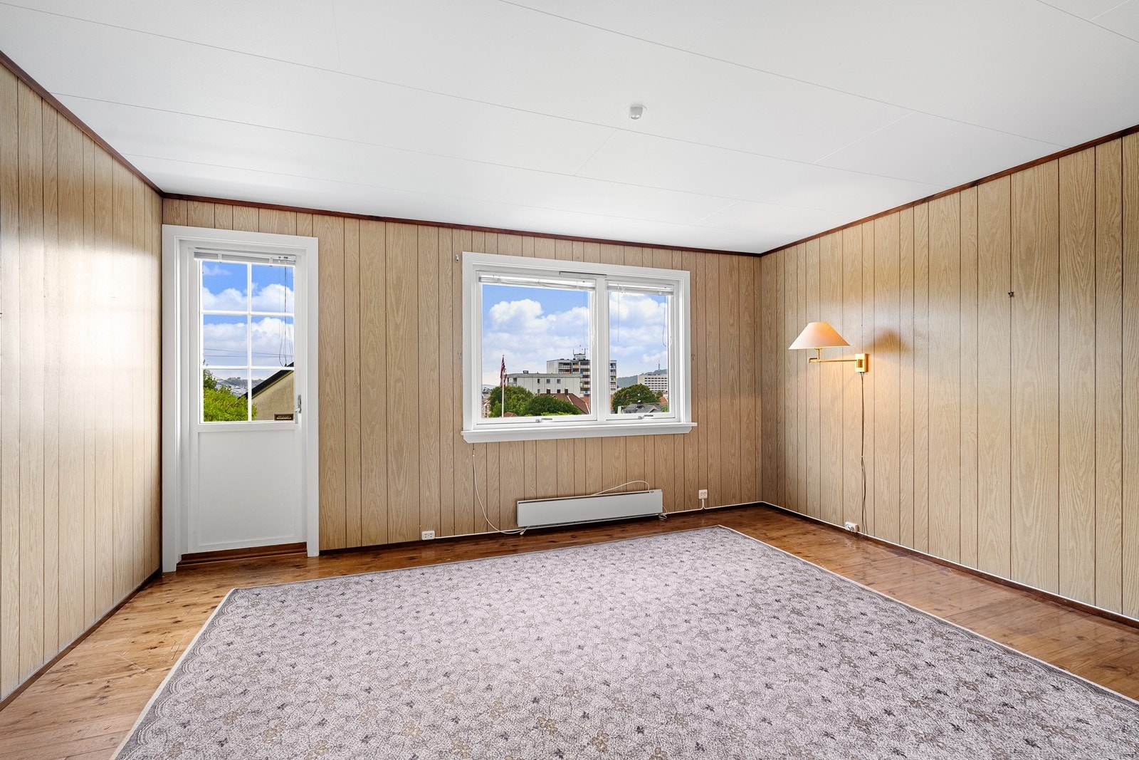 Stue med utgang til balkong og flott utsikt Galleribilde