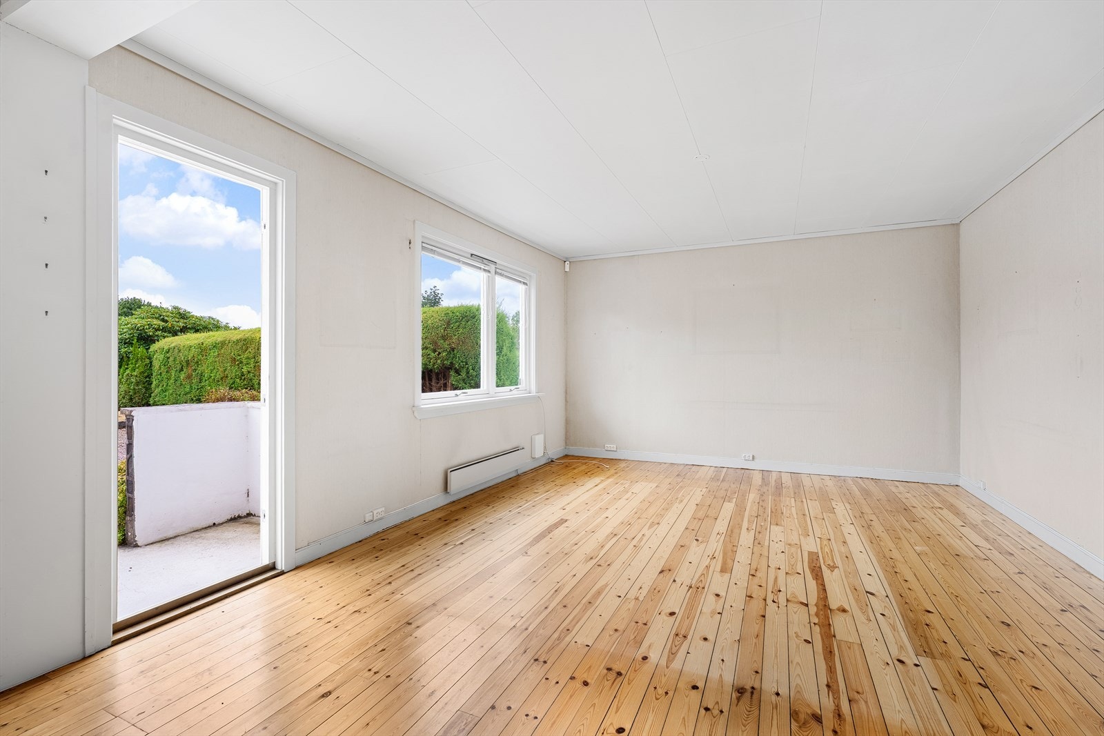 Stue med utgang til stor og solrik hage Galleribilde