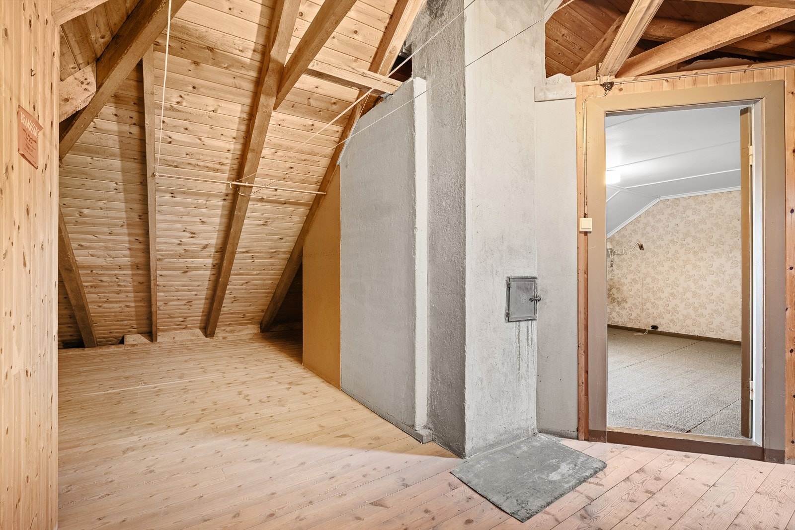 Det er god takhøyde og godt med oppbevaring på loft. Galleribilde