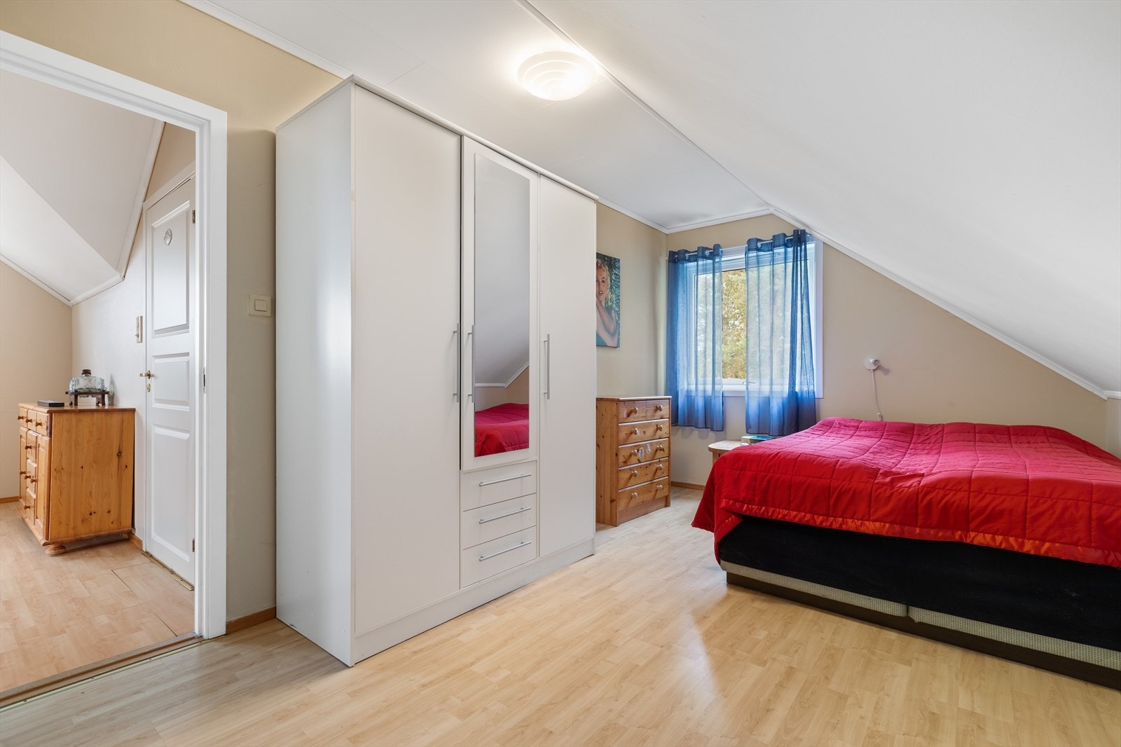 I 2.etasje er det 3 soverom - men kun 2 er avbildet pga møbellagring. Galleribilde