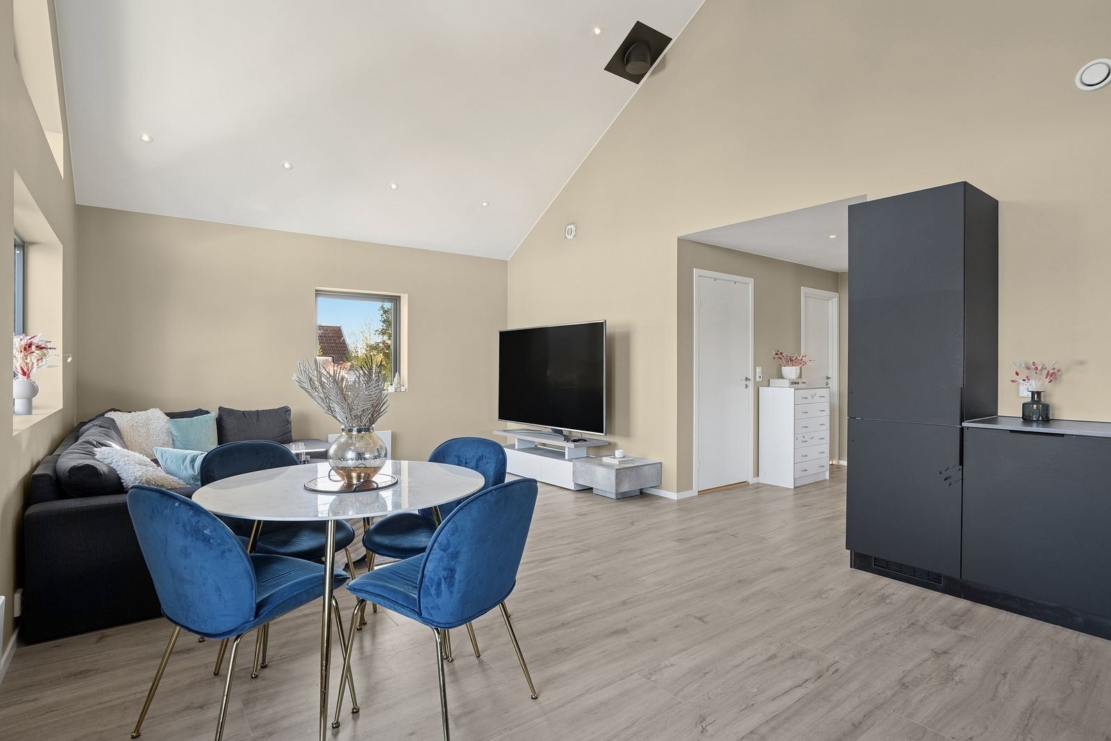 Det er god plass til både spisebordet og sofakroken Galleribilde
