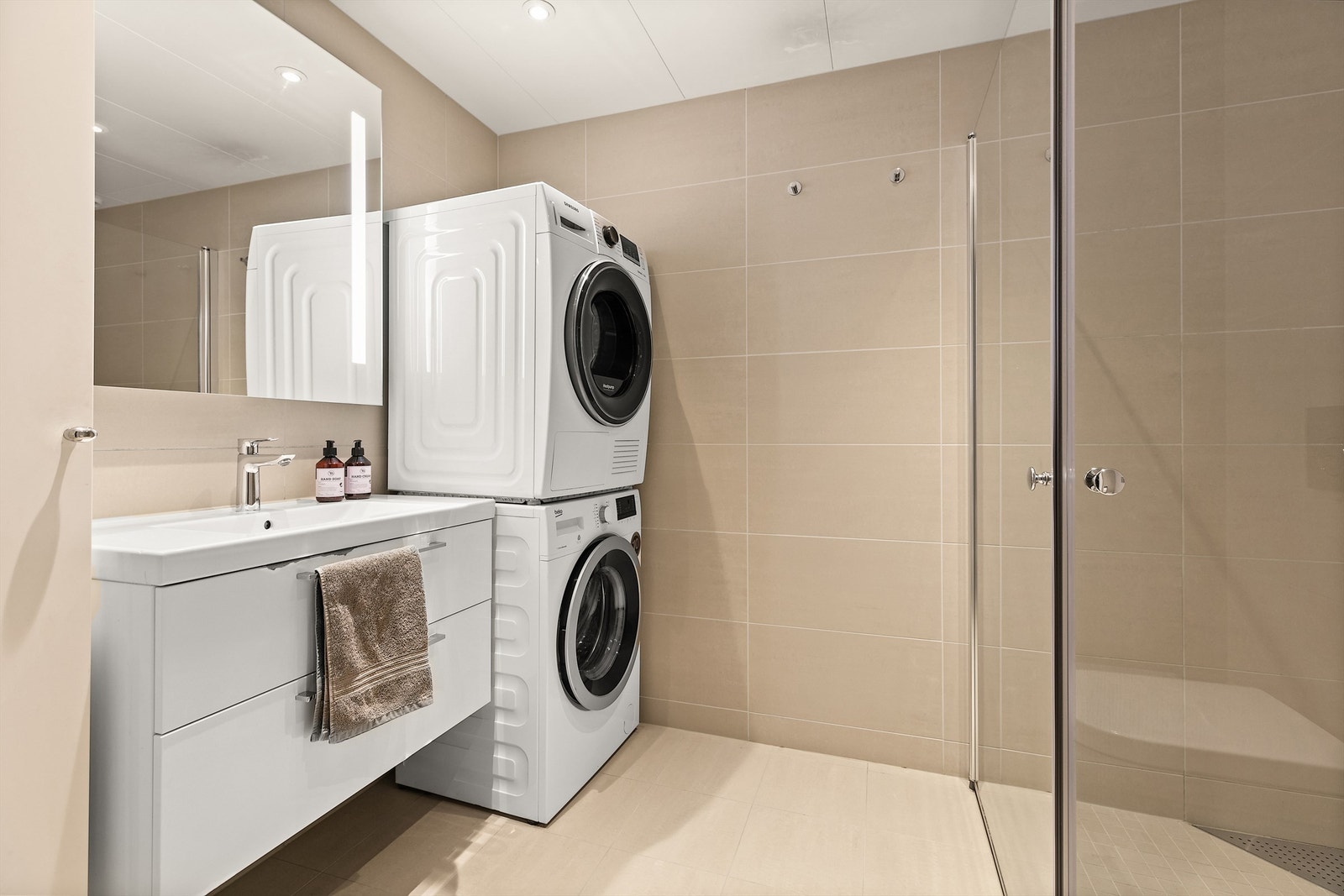 Leilighetens baderom består av flislagt gulv med vannbåren gulvvarme og flislagte vegger. Galleribilde