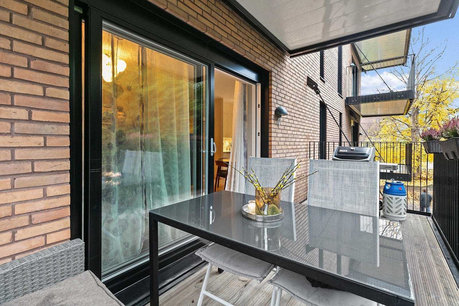 Balkongen fungerer som en forlengelse av stuen på varme sommerdager. Galleribilde